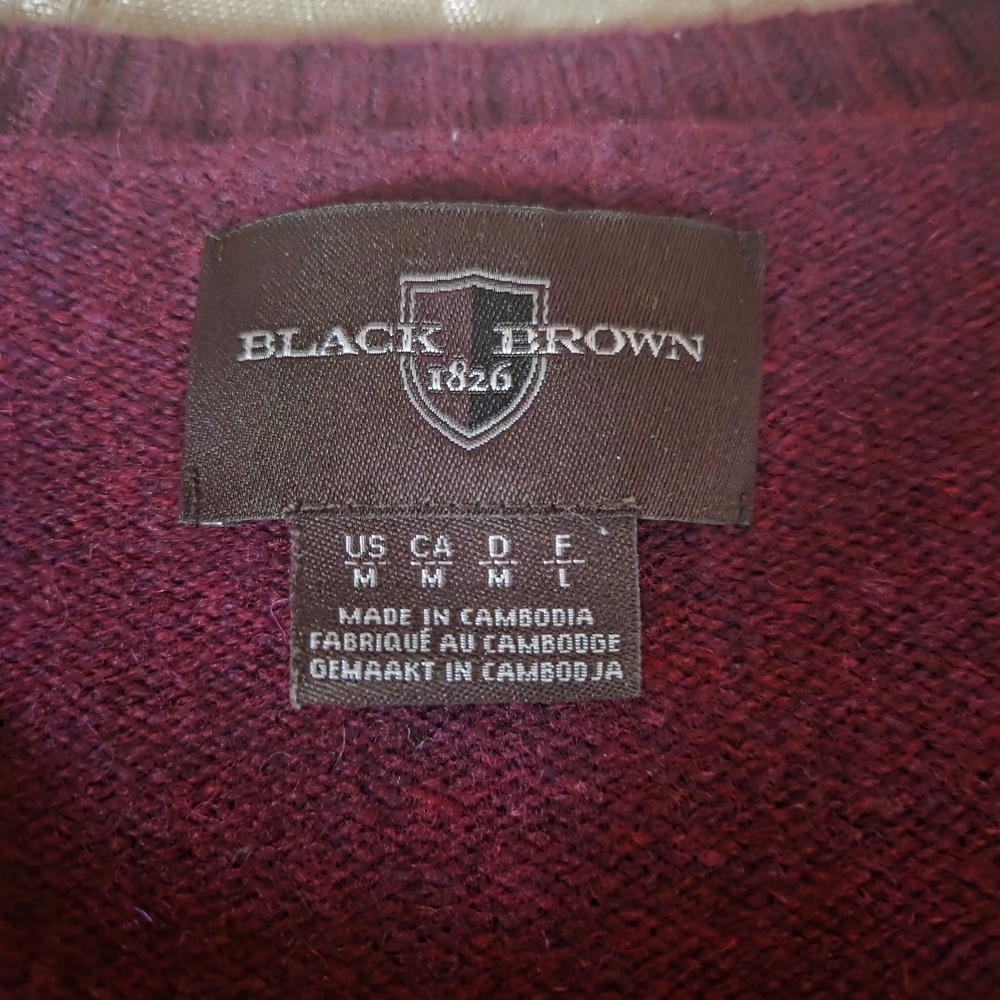 80% Lambswool Men's V-Neck Sweater in Deep Burgundy - Picture 3 of 3